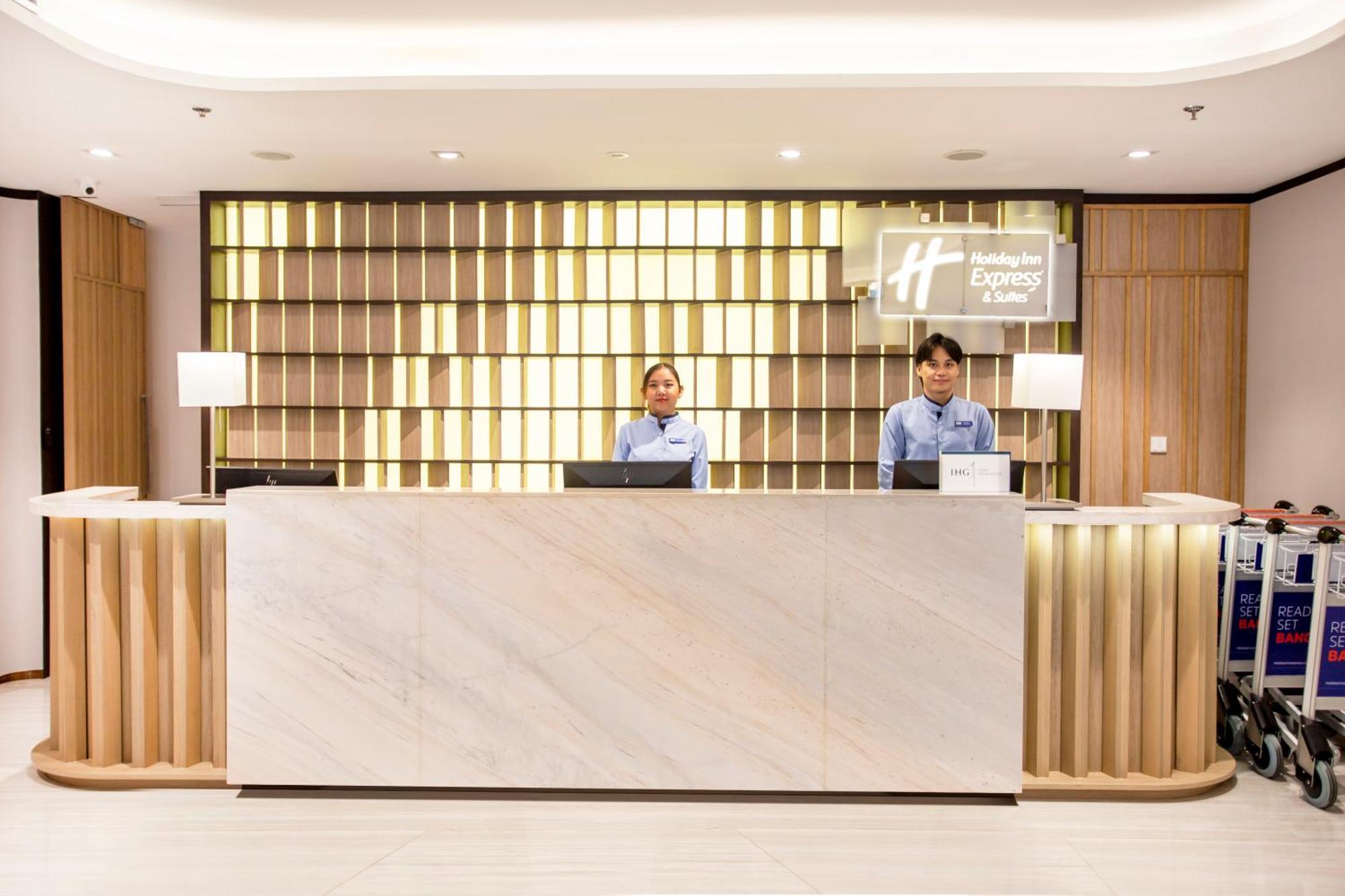 Holiday Inn Express & Suites Bangkok Central Pier By Ihg Exterior photo